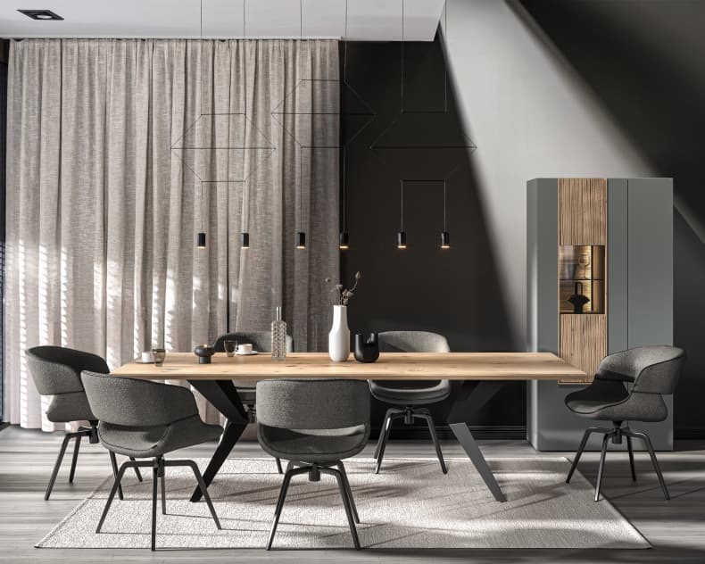 Modernes Esszimmer mit Holztisch, sechs grauen Stühlen vom Typ Voglauer Stuhl 74, Pendelleuchten und raumhohen Vorhängen.