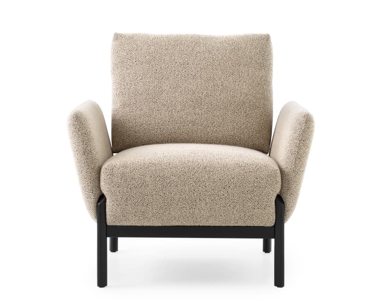 Das Leolux-Sofa „Enna“ mit beigem Stoffbezug zeichnet sich durch breite, abgeschrägte Armlehnen und ein schwarzes Holzgestell aus (hier in der Vorderansicht).