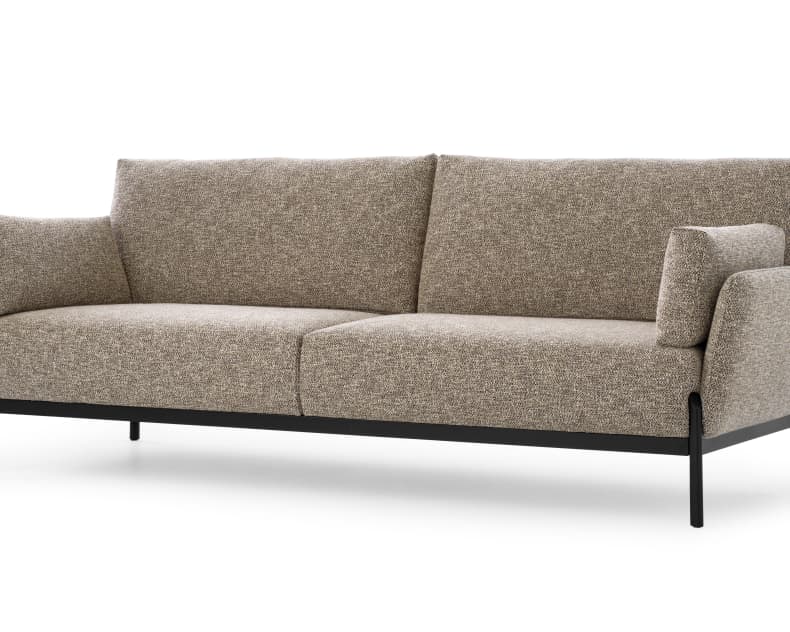 Leolux-Sofa „Enna“ aus hellbraunem Stoff, mit schwarzen Beinen, zwei Sitzkissen und zwei Rückenkissen.