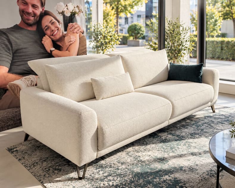 Rom Sofa Delia, ein cremefarbenes Zweisitzer-Sofa mit Metallbeinen.