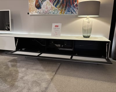 Büromöbel mit 3 Boxen Fenster als moderner TV-Ständer mit offenen Fächern genutzt, ergänzt durch eine Glaslampe und lebendige Wandkunst im Hintergrund.