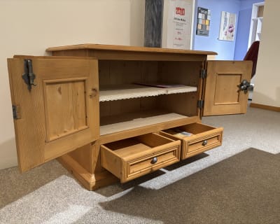Das „Büromöbel mit 3 Boxen Window“ ist ein offener Holzschrank mit Türen und Schubladen und einem Regaleinsatz aus Spitzen. Es steht in einem mit Teppich ausgelegten Raum mit einem Verkaufsschild in der Nähe.
