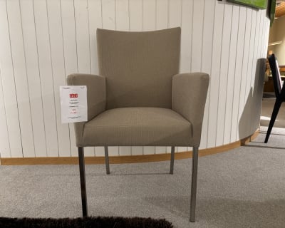 Le fauteuil de fenêtre à 3 caissons de mobilier de bureau présente un revêtement beige et des pieds en métal et complète une pièce recouverte de moquette avec des panneaux blancs.