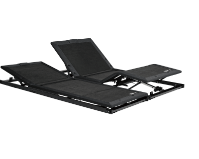 deux chaises inclinables avec un fond noir