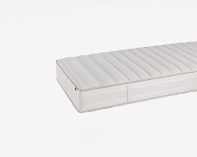 Die Riposa Matratze Supernova Luxe soft verfügt über ein gestepptes, geripptes Muster auf schlichtem weißem Hintergrund.
