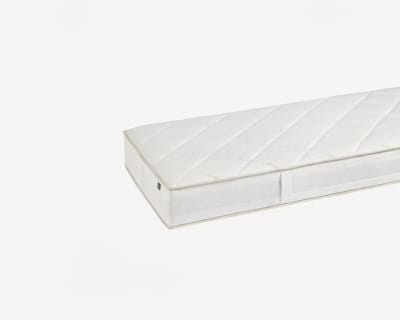 Riposa Matratze Touchspring soft: Eine weiße rechteckige Matratze mit Steppmuster auf schlichtem weißem Hintergrund.