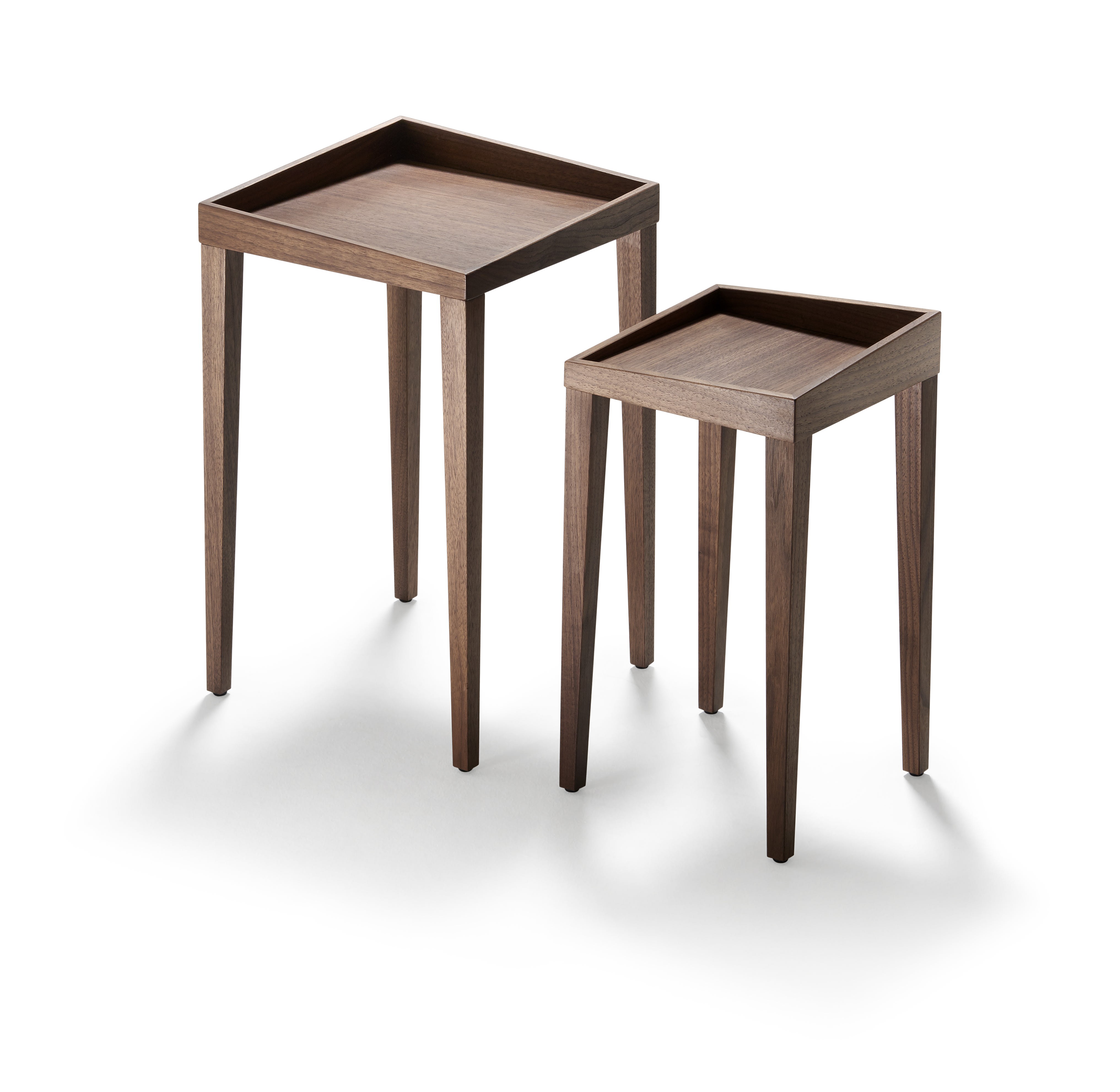 Die Signet Beistelltische Coby sind zwei hölzerne Nisttische mit quadratischen Platten und hohen, konisch zulaufenden Beinen, die auf einem weißen Hintergrund abgebildet sind.