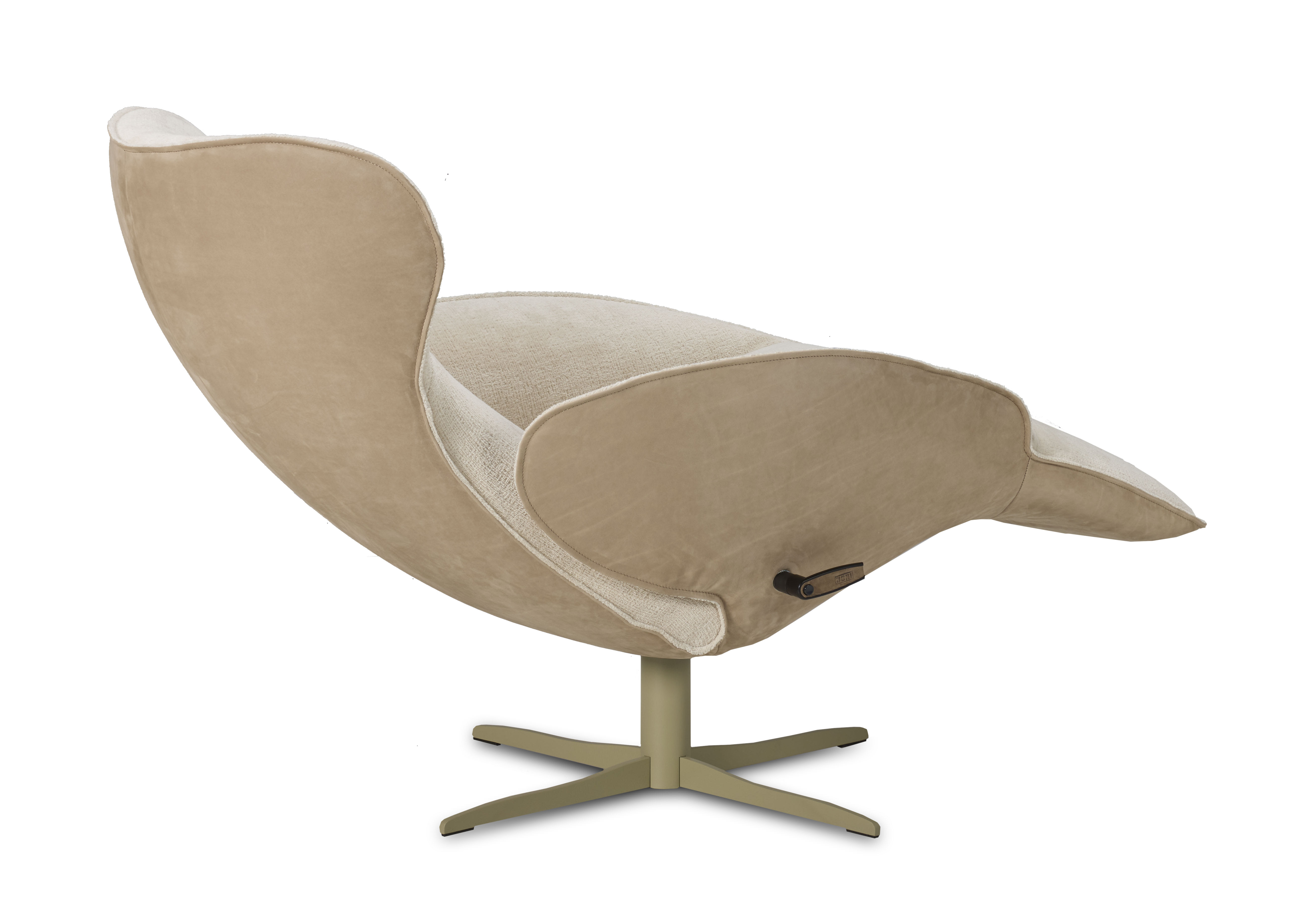 Der Jori Relaxsessel Daydreamer in Beige zeichnet sich durch ein modernes, geschwungenes Design und einen drehbaren Metallfuß aus, hier in der Ansicht von hinten.