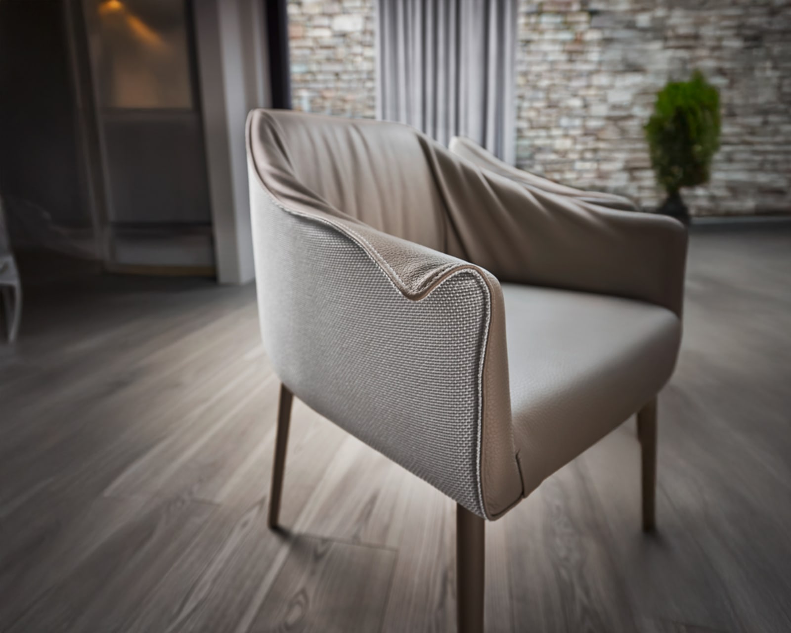 Gros plan sur la VENTE 25 Table à manger Wimmer Chaise Linja L30 avec tissu beige texturé et design épuré dans une pièce bien éclairée.