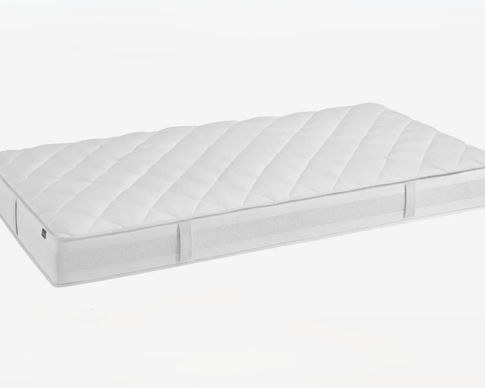 Auf einem schlichten weißen Untergrund ist eine Riposa Matratze Belissima Superluxe forte mit weisser, gesteppter Oberfläche zu sehen.