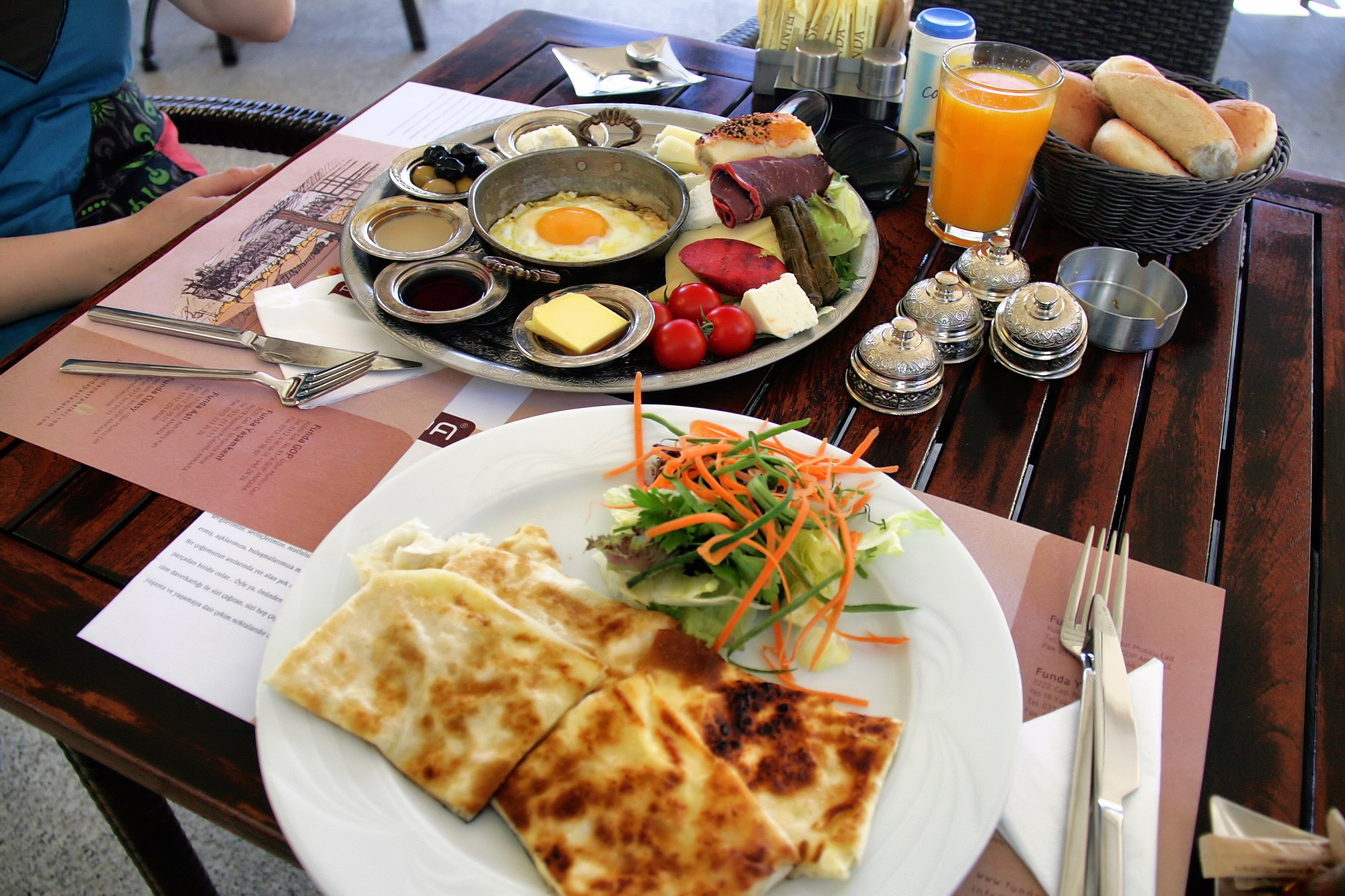 Blog Post Image المسلسلات نجحت في خلق رغبة حقيقية وفضول ثقافي، محولة الطعام من إكسسوار إلى جسر يربط الثقافات