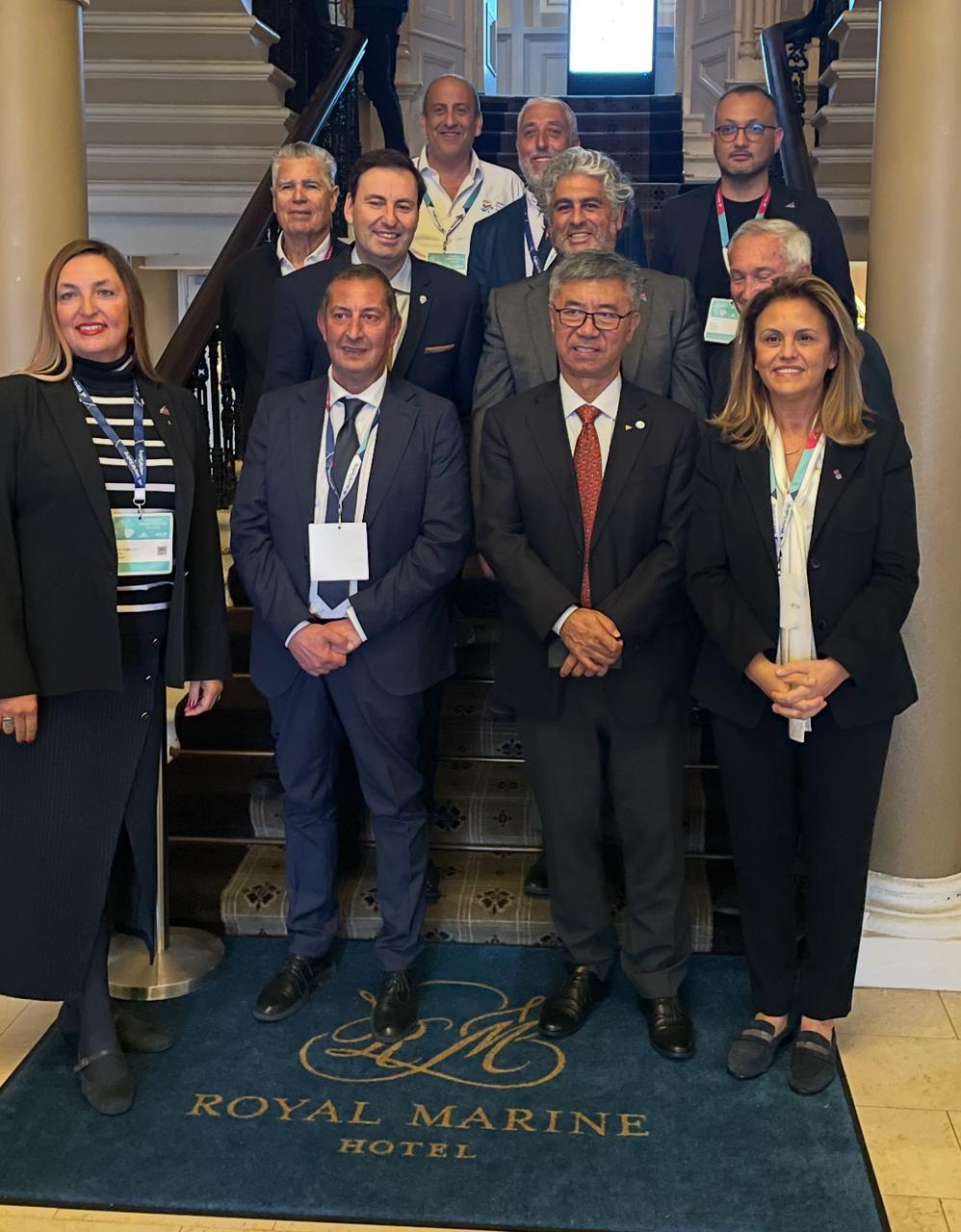 Blog Post Image سالمً يتوسط مجموعة د في الاتحاد الدولي للبحر المتوسط مع رئيس الاتحاد الدولي للإبحار Li Quanhai