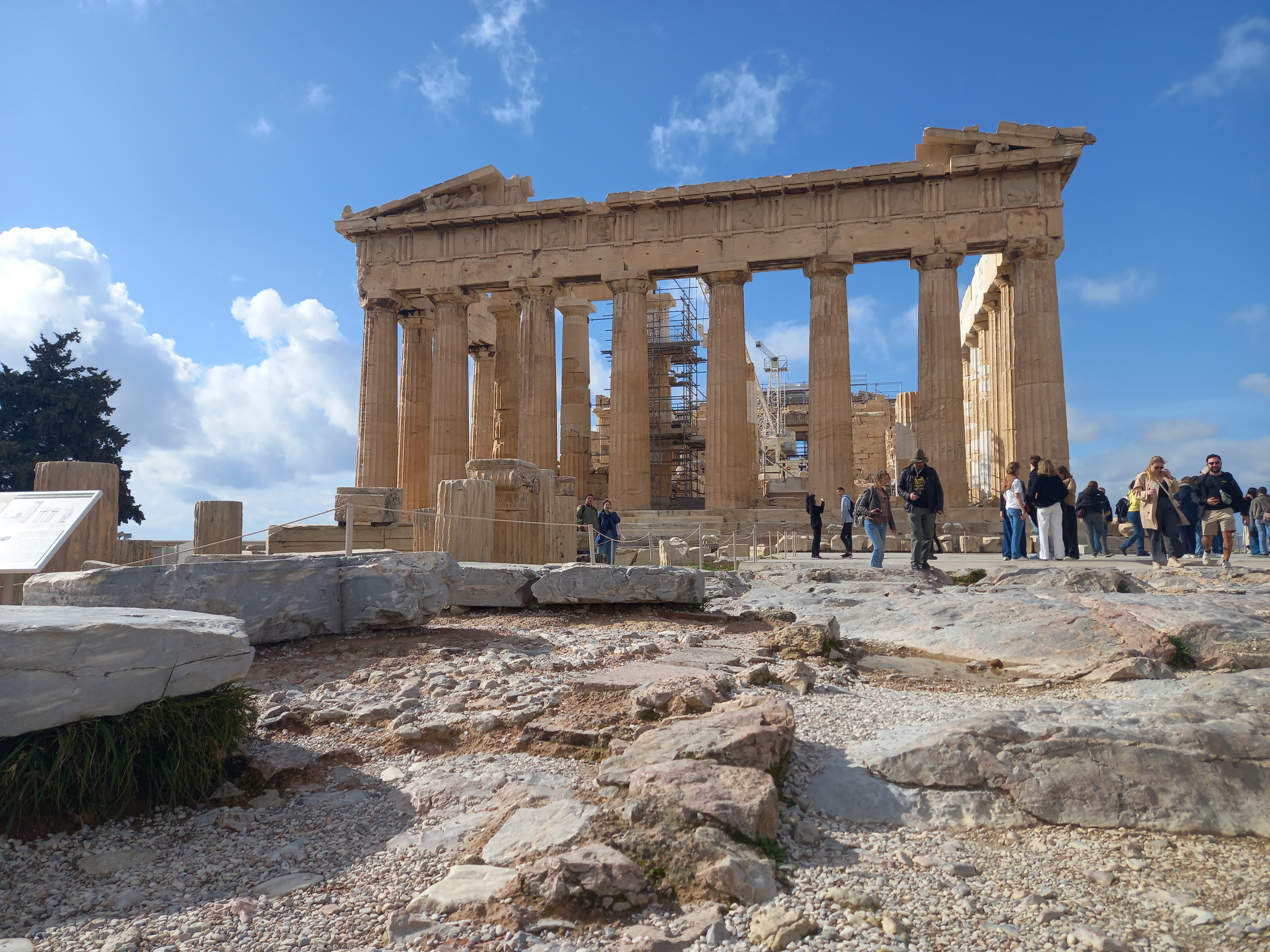 Blog Post Image يعمل فريق من المهندسين والأثريين منذ عام 1975 على ترميم الأكروبوليس باستخدام تقنيات متطورة وأحجار من نفس المحاجر القديمة