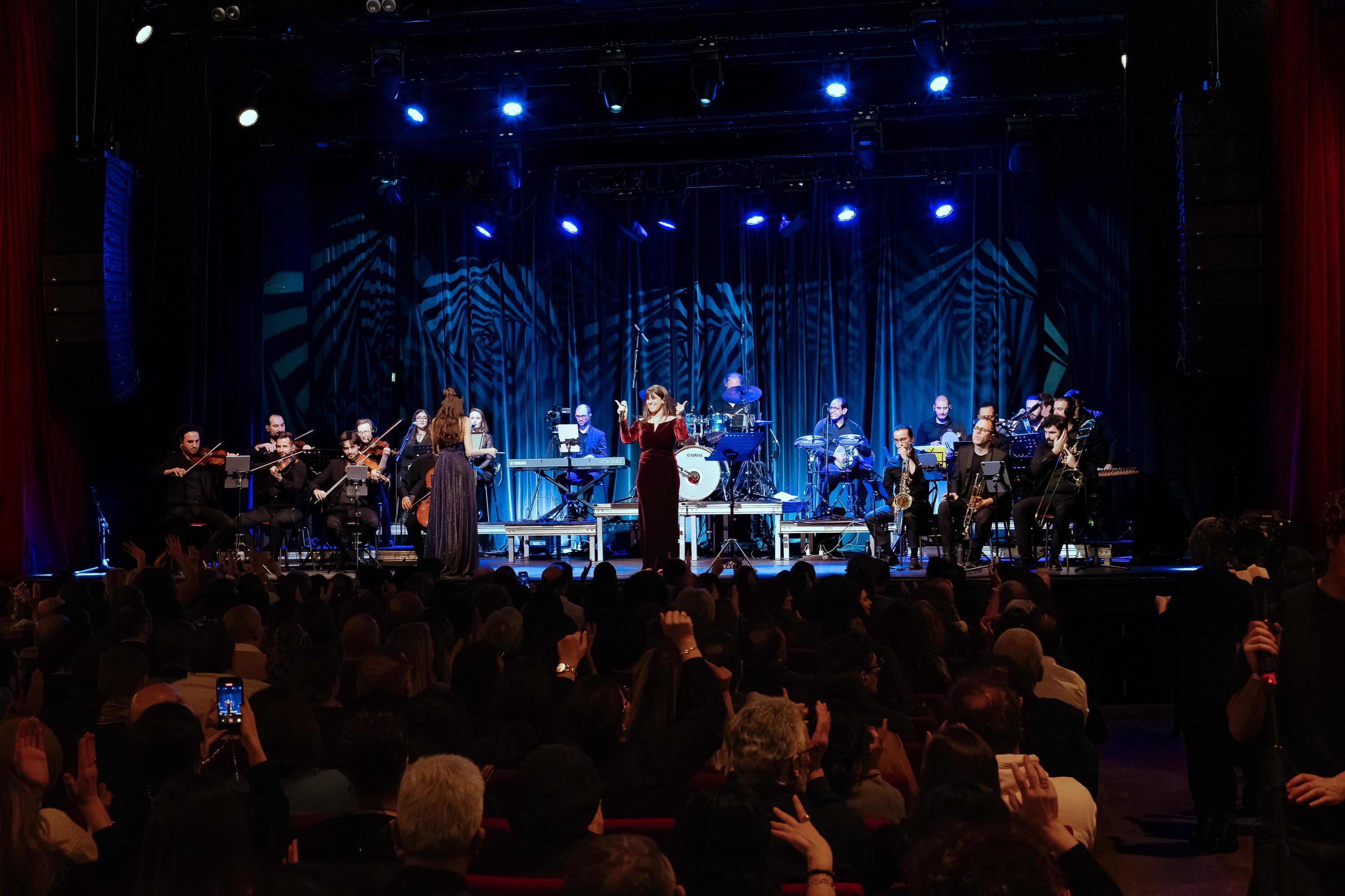 Blog Post Image في القاعة، التقت ذاكرةٌ عربيةٌ تشكّلت على وقع هذه الألحان، مع آذانٍ غربية تكتشفها أو تعيد اكتشافها