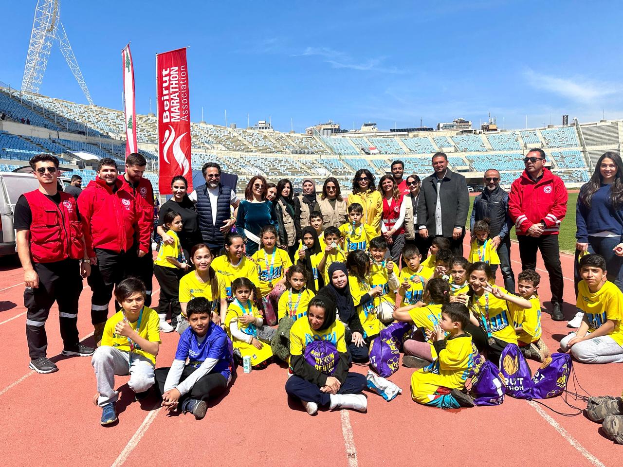 Blog Post Image الوزيرة السيّد وحمود والخليل ومكارم ومسؤولي الصليب الأحمر والأولاد في صورة جامعة