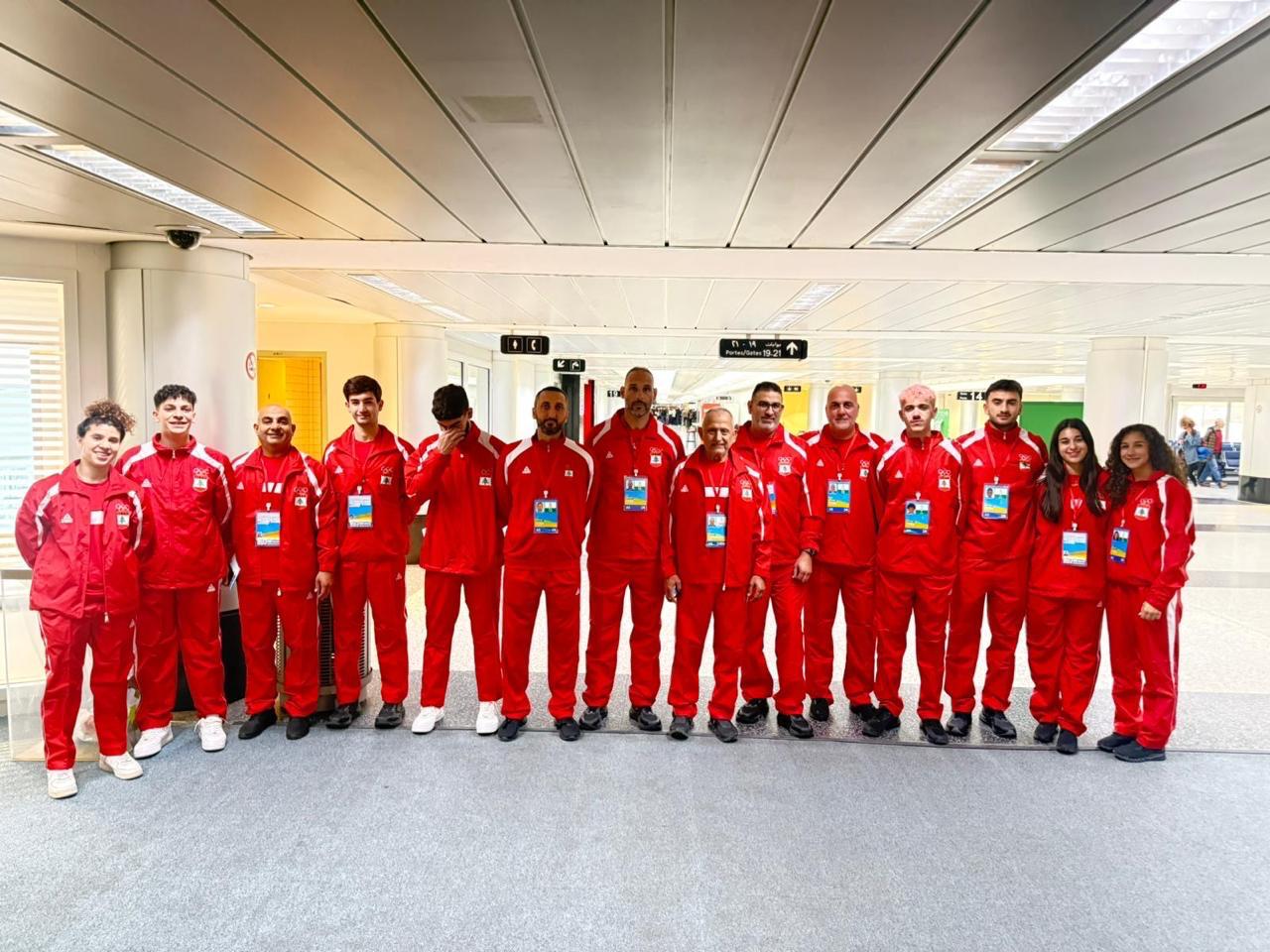 Blog Post Image روكز يتوسط أفراد البعثة في المطار قبيل السفر