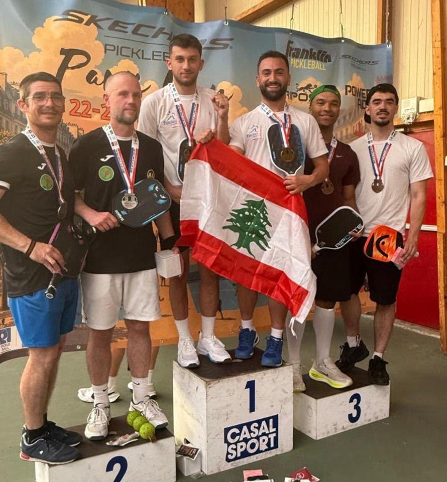 Blog Post Image صورة للبطلين كرم وسرور (في الوسط) خلال حفل التتويج