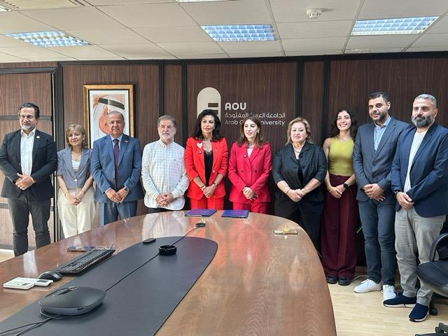 Blog Post Image لقطة جامعة لحضور الحفل تتوسطهن عبد الله والخليل