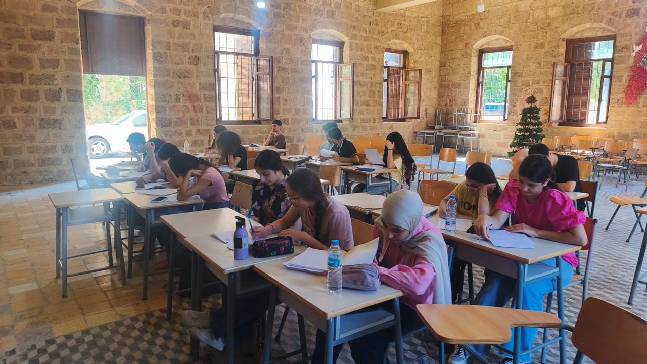 Blog Post Image مراكز التميّز هي مدارس رسمية تضم مسارًا فرنكوفونيًا عملت، بدعم من السفارة الفرنسية في لبنان، على تطوير ممارساتها التربوية وتعزيزها، لتصبح مؤسسات مرجعية في مجال التعليم والابتكار التربوي