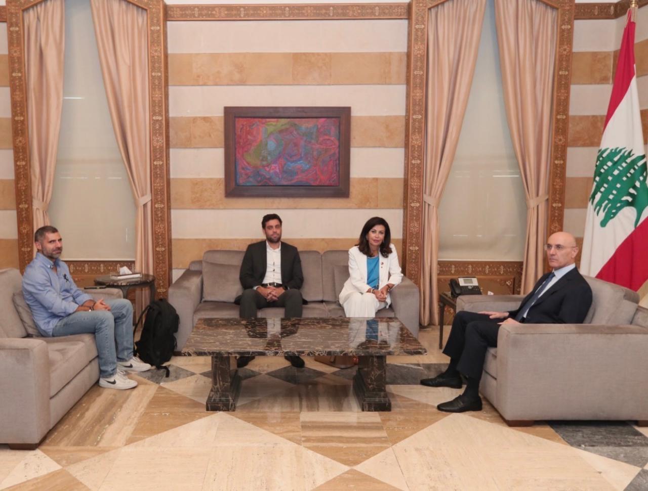 Blog Post Image الوزير الحجّار خلال لقائه الخليل والوفد المرافق