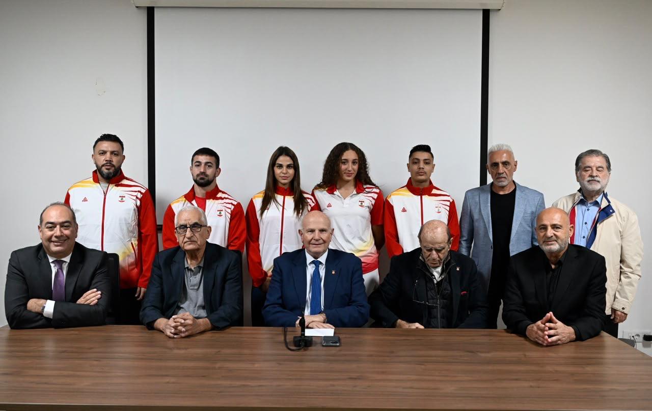 Blog Post Image رئيس وأعضاء اللجنة التنفيذية يحوطهم عدد من أفراد البعثة اللبنانية