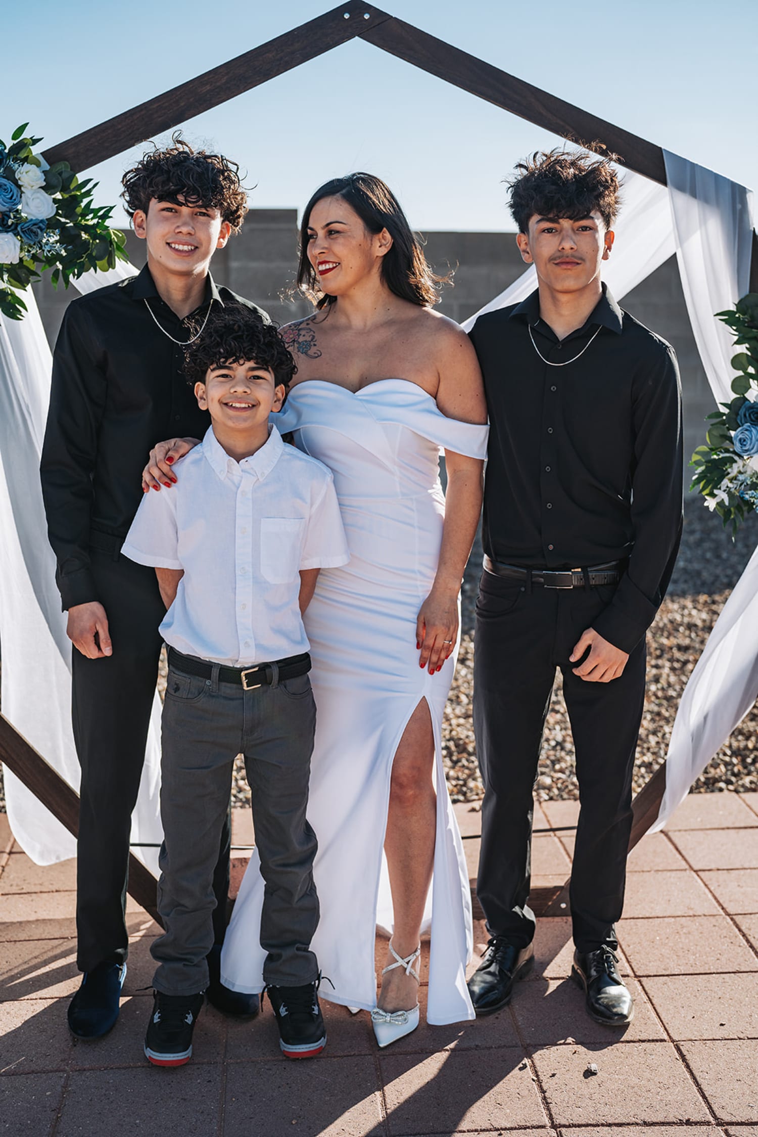 Family group under geometric arch at contemporary Santa Fe elopement venue - Casey Addason Photography