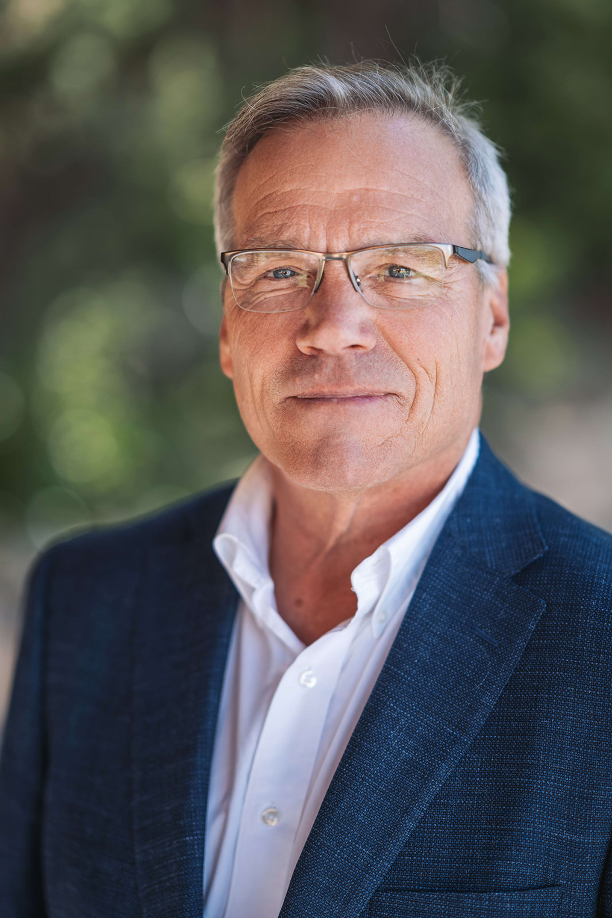 Professional headshot with earth-tone backdrop, Santa Fe — Casey Addason Photography