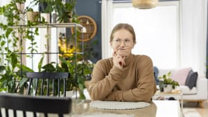 Nainen miettii puhelinliittymää.