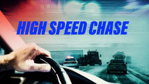 Käsi ratissa, edessä autoja ja poliisin valot, HIGH SPEED CHASE lihavoidulla sinisellä tekstillä.