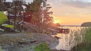 Nainen käyttää mobiililaajakaistaa ulkona