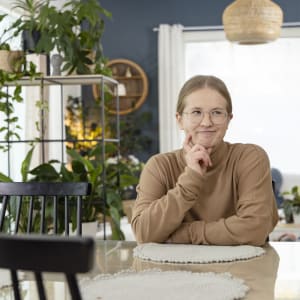 Nainen miettii 5G-antennin ja ulkomokkulan eroa