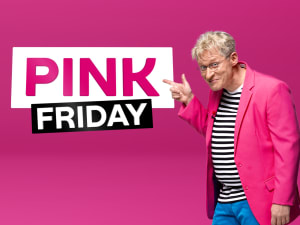 Vaaleanpunaiseen takkiin pukeutunut mies osoittaa 