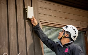 DNA Koti 5G asennetaan käyttövalmiiksi