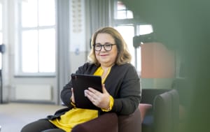 Nainen tabletin kanssa