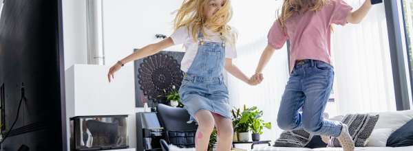 Kaksi lasta uuden liittymän ja puhelimen kanssa