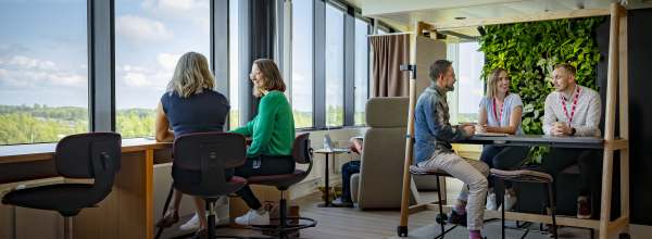 Ihmisiä keskustelemassa toimistolla