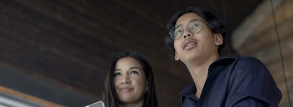 Kaksi ihmistä katsovat yhdessä puhelimesta jotain