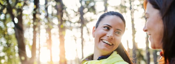 Kaksi naista lenkillä älykellon ja multi-sim palvelun avulla