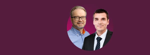 Kaksi miestä poseeraa tumman violetin taustan edessä.
