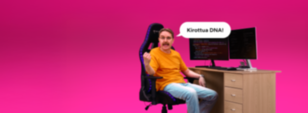 ihmiset viettävät aikaa olohuoneessa