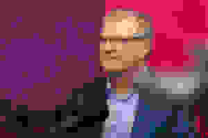 Cyberwatch Finlandin perustaja ja toimitusjohtaja istuu DNA:n studiossa podcast-nauhoituksissa.