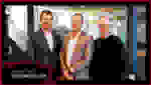 Kolme liikemiestä seisoo vierekkäin modernissa toimistossa; alareunassa Podcast Kyberrosvot -teksti.