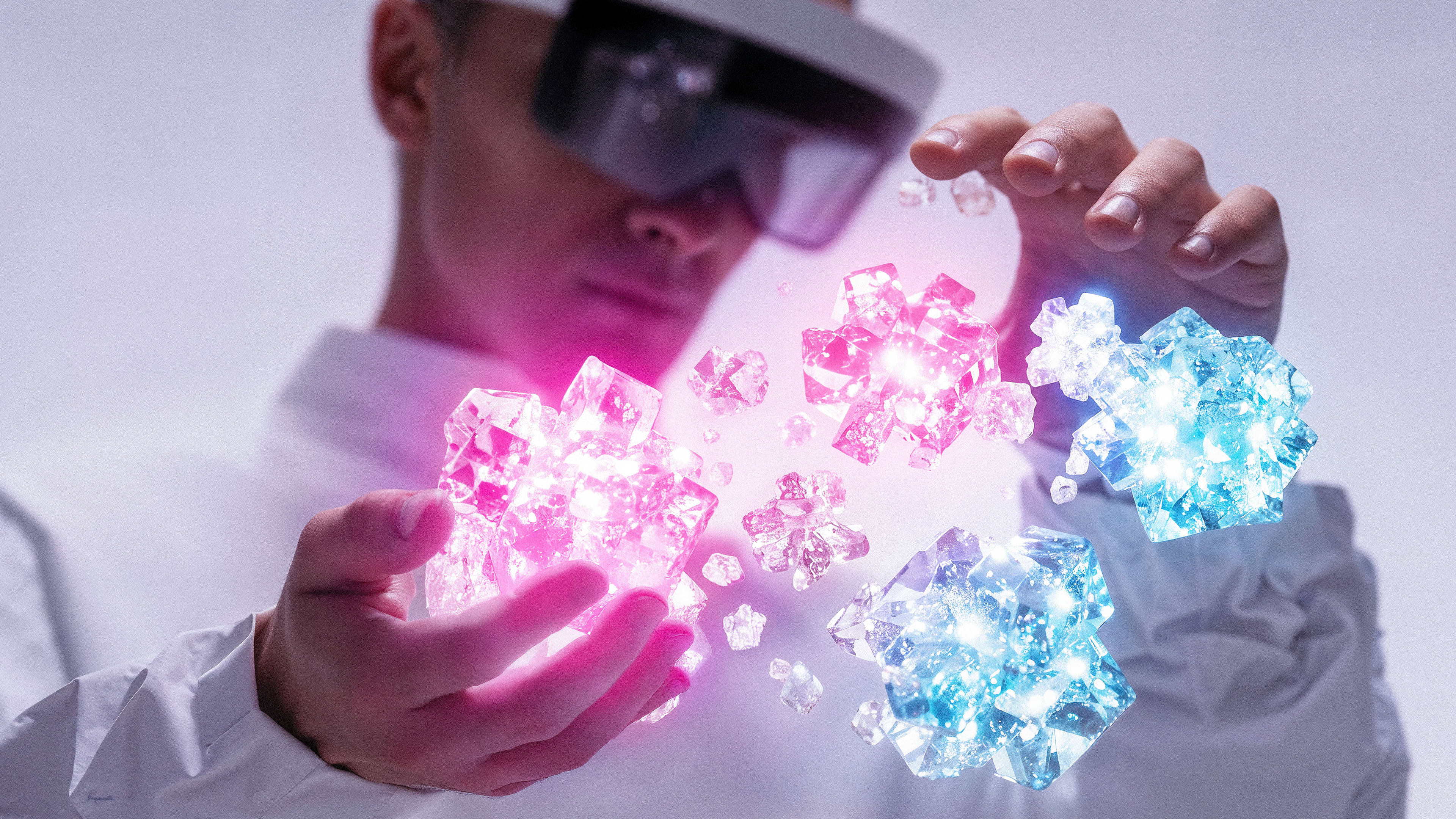 Mies tarkastelee VR-lasit päässä lasisia leijuvia kiteitä.