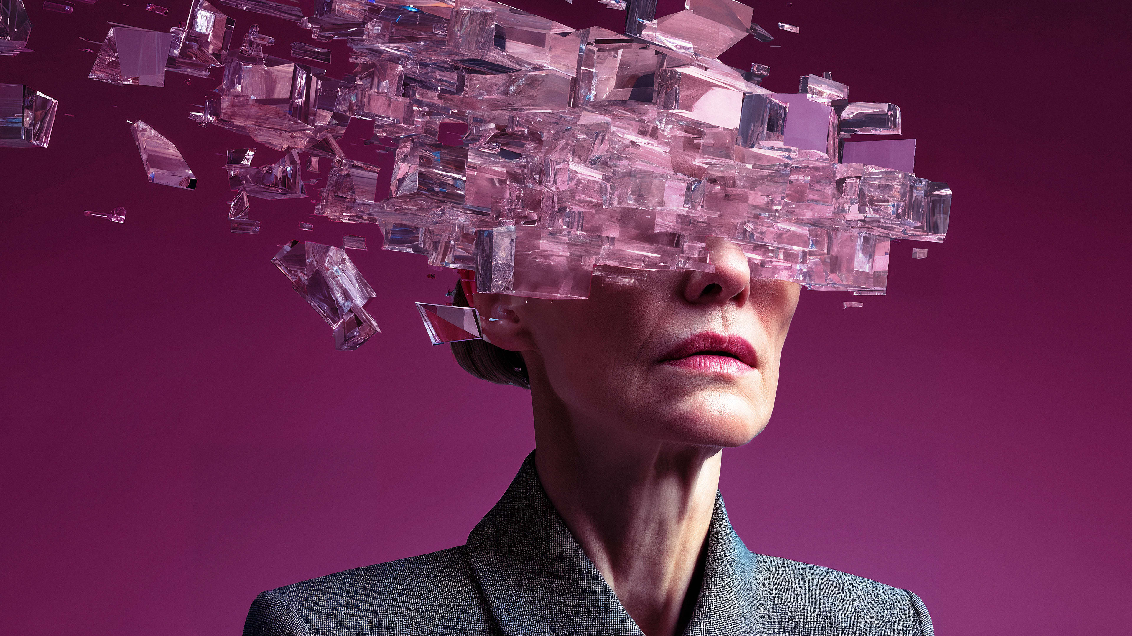 Pukuun pukeutunut nainen, jonka pää liukenee kelluviksi lasinsirpaleiksi violettia taustaa vasten.