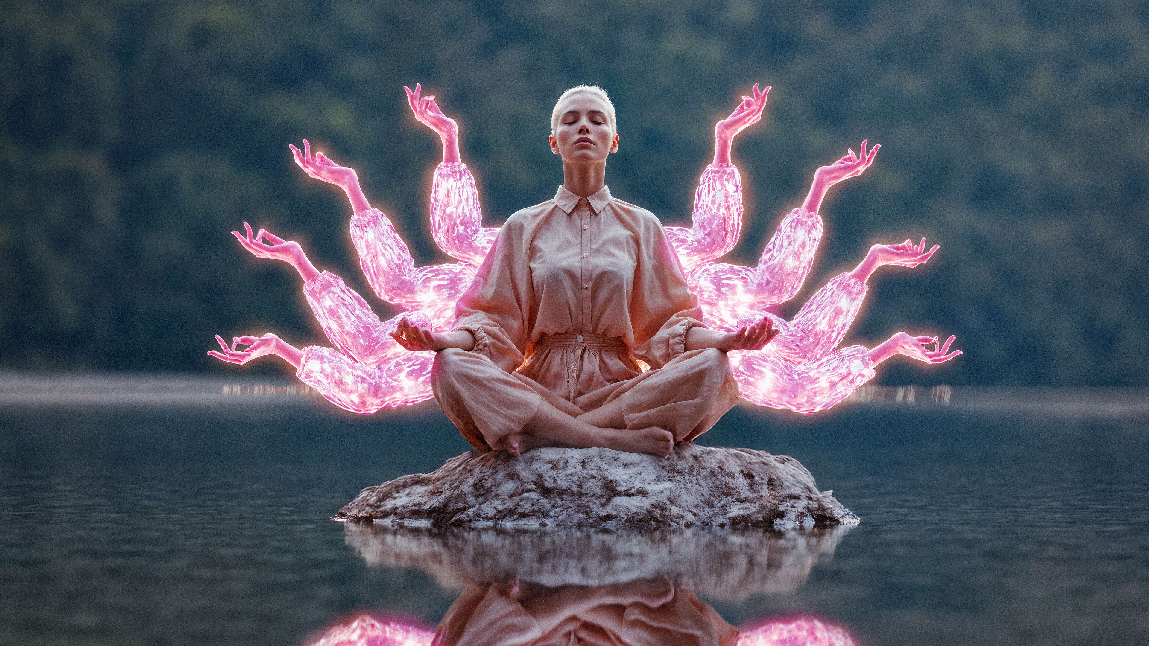 Nainen meditoimassa järvellä kiven päällä ja hänen takaansa lukuisat digitaaliset kädet muodostavat kauniin muodostelman.