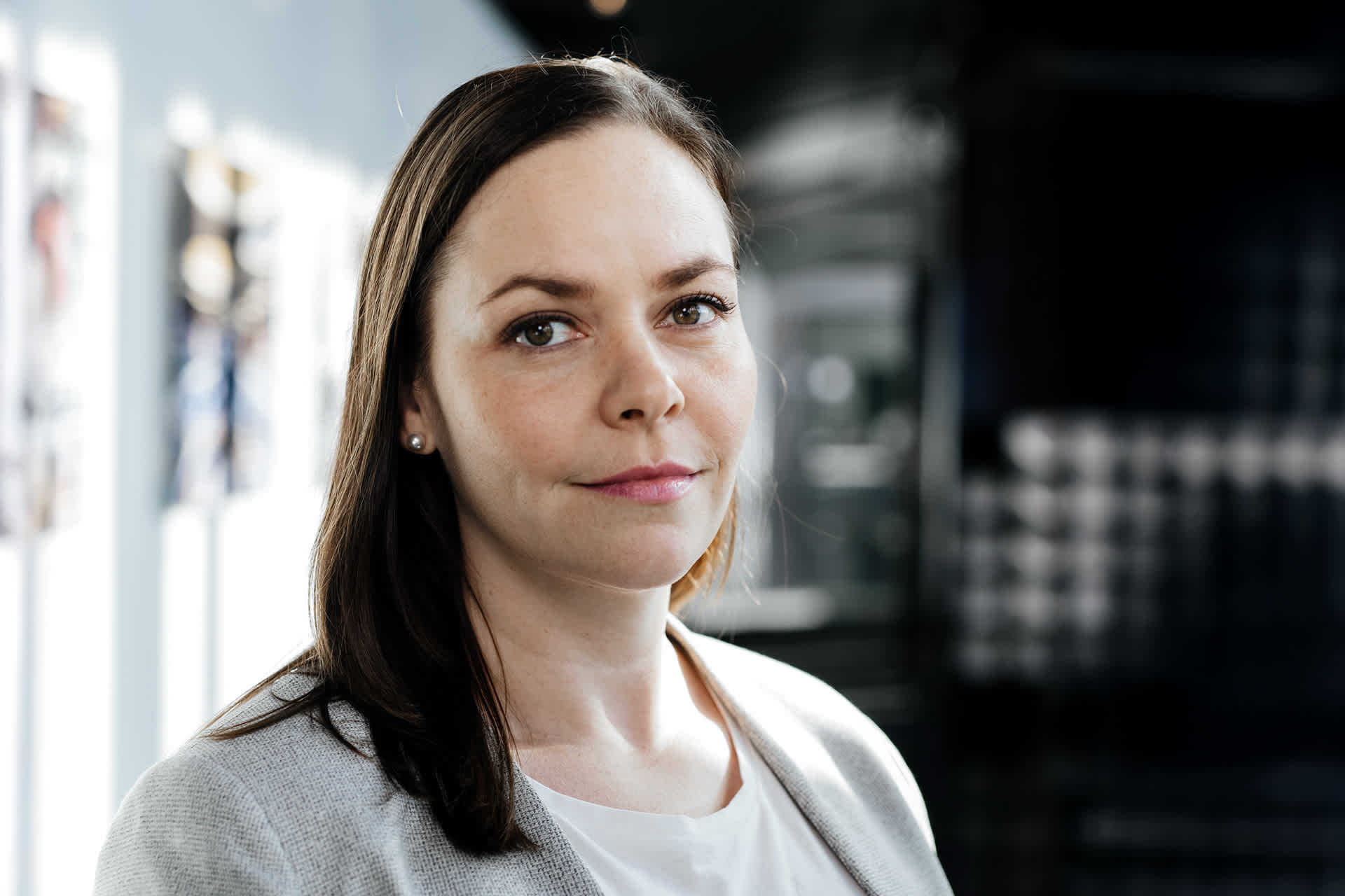 DNA:n Jaana Kerttula katsoo kameraan sisätiloissa.