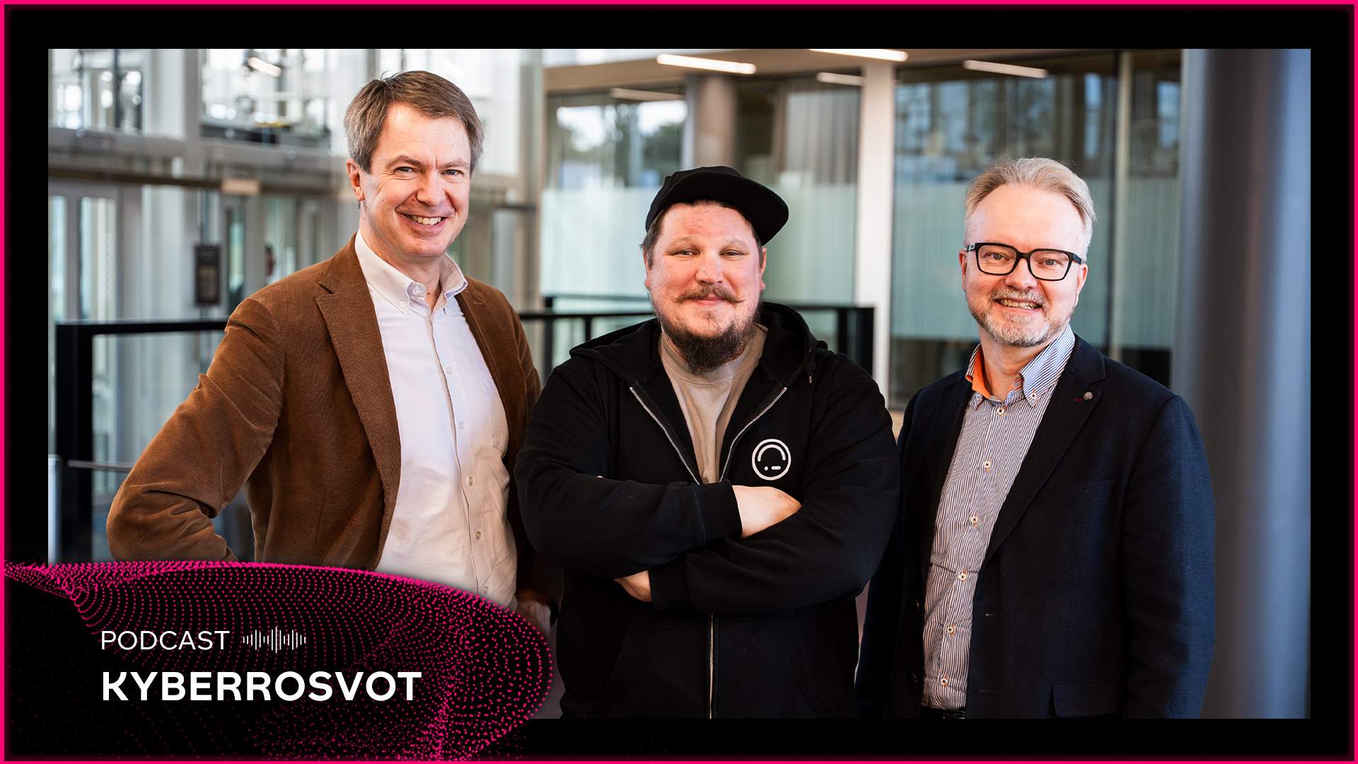 Kolme yhdessä seisovaa ja hymyilevää miestä modernissa sisätiloissa, Podcast Kyberrosvot -teksti päällä.