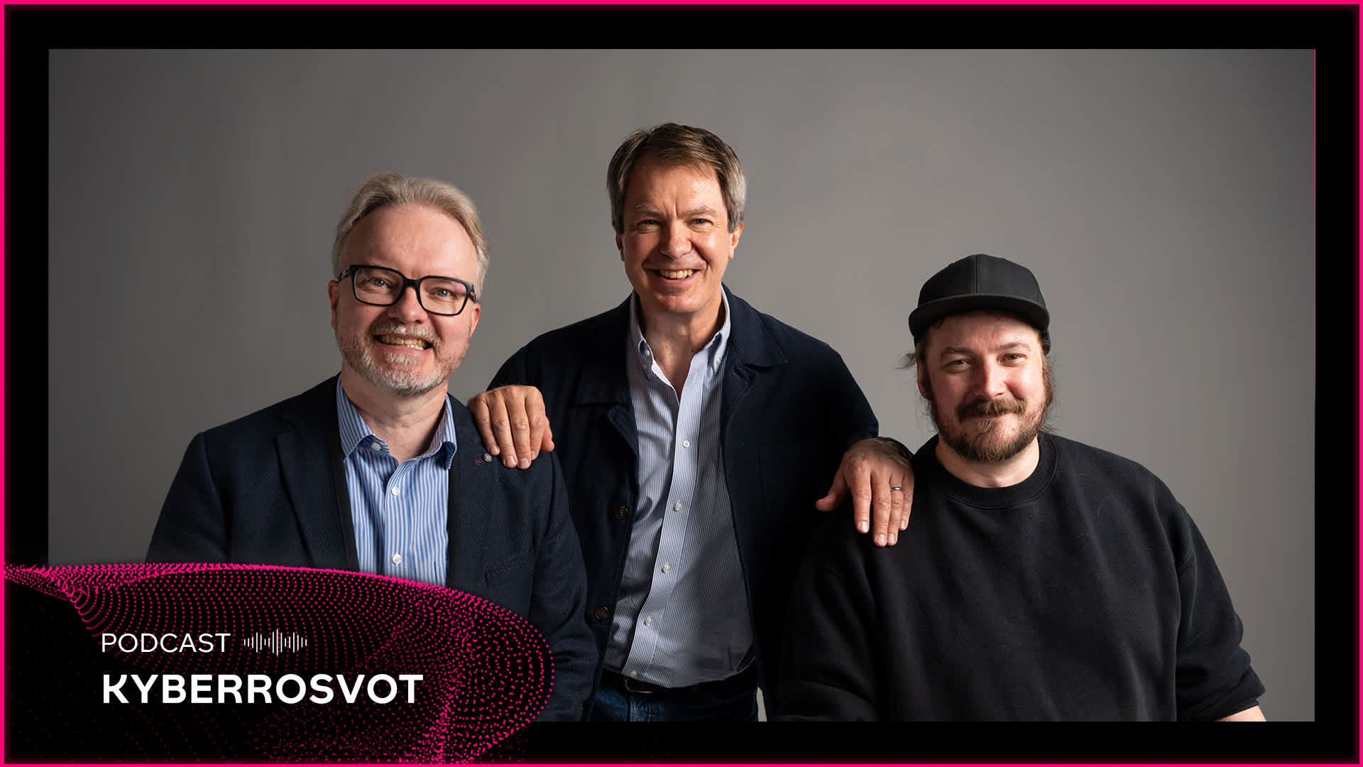 Kolme hymyilevää miestä poseeraa yhdessä studiossa, ja kuvan alareunassa lukee ”Podcast Kyberrosvot”.