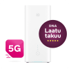 Valkoinen 5G-reititin, jonka vieressä on magentanpunainen 5G-kuvake ja violetti merkki, jossa lukee DNA Laatutakuu viidellä tähdellä.