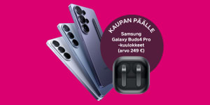 Kolme Samsung-älypuhelinta ja pari Samsung Galaxy Buds4 Pro -korvakuuloketta vaaleanpunaisella taustalla, teksti suomeksi.